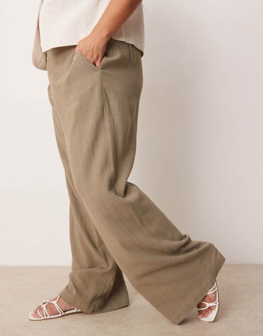 ASOS DESIGN Curve avslappnade raka benbyxor i linne i khaki - Image 2