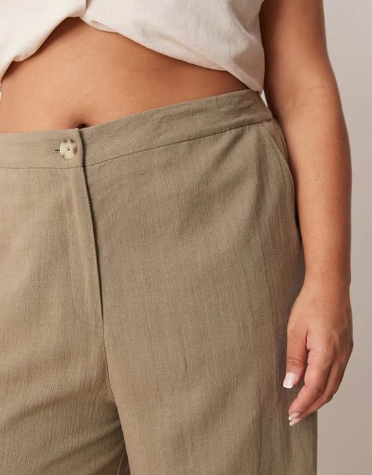 ASOS DESIGN Curve avslappnade raka benbyxor i linne i khaki - Image 3