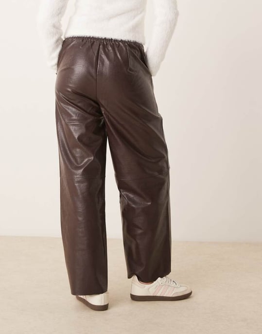 ASOS DESIGN faux läder barnbyxor med resår i choklad - Image 3