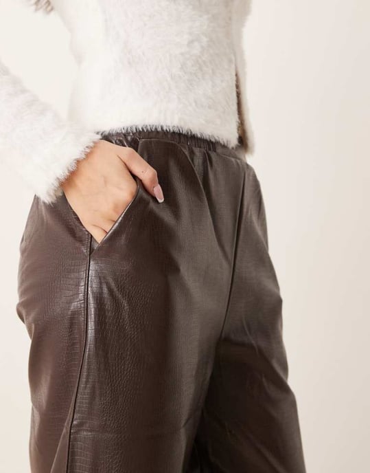 ASOS DESIGN faux läder barnbyxor med resår i choklad - Image 4
