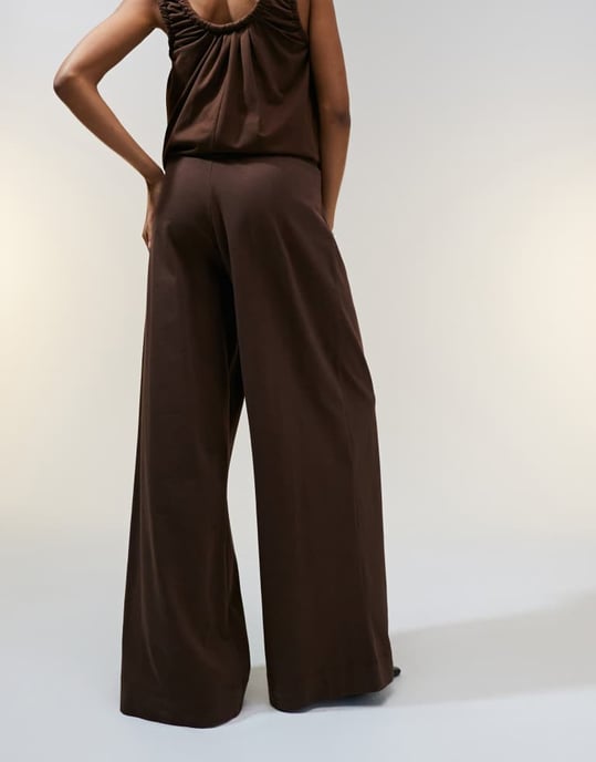 ASOS DESIGN byxbukser med veck fram och vida ben i kraftig kvalitet i chokladbrun - Image 3