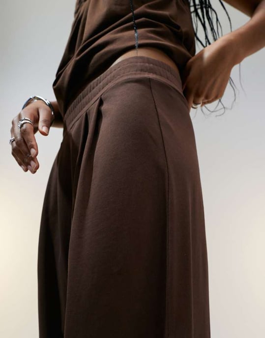 ASOS DESIGN byxbukser med veck fram och vida ben i kraftig kvalitet i chokladbrun - Image 4