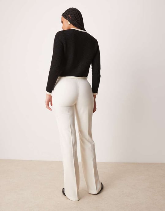ASOS DESIGN Höga smala raka skräddarsydda byxor i krämfärg - Image 2