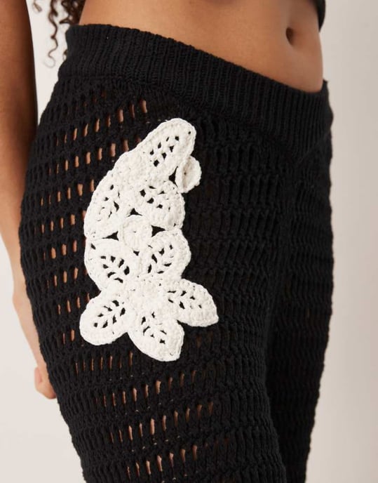 ASOS DESIGN virkad bredbent byxdress med blommapatchdetalj i mono - Image 3