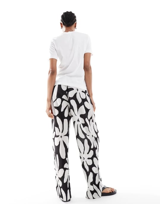 Vero Moda Tall högmidjade vida plisserade byxor i tropisk samtalstryck - Image 2