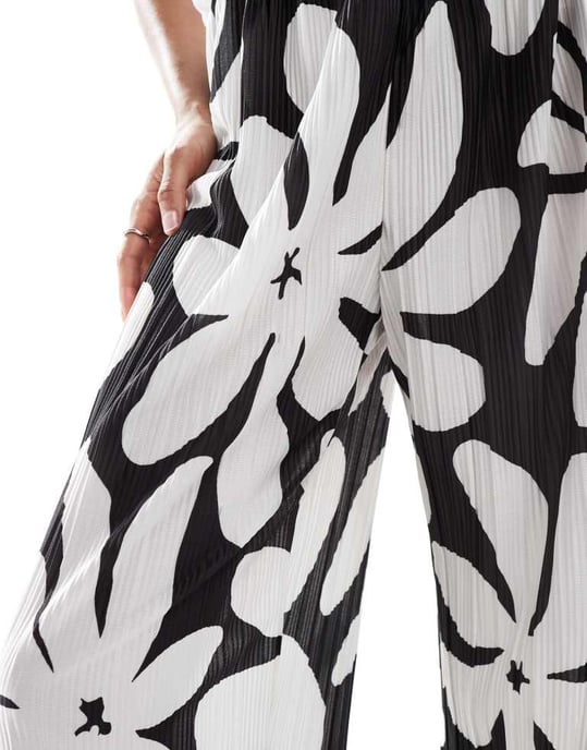 Vero Moda Tall högmidjade vida plisserade byxor i tropisk samtalstryck - Image 4
