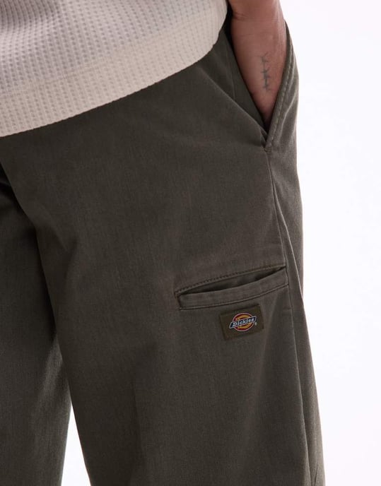 Dickies Unionville veckade vida arbetsbyxor i khaki grönt - Image 4