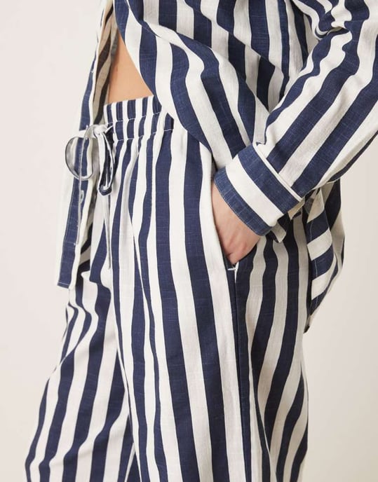 ASOS DESIGN linne-liknande byxor i navyrandig koordinerad set - Image 4