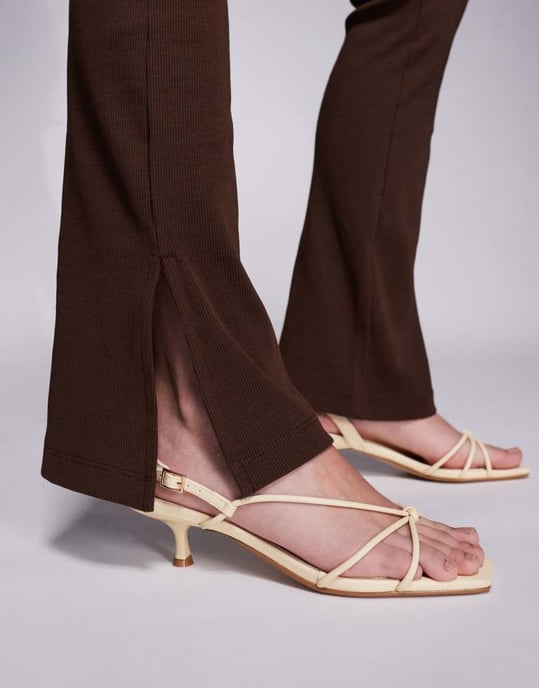 ASOS DESIGN ribbad byxa med sprund och flare i choklad - Image 2