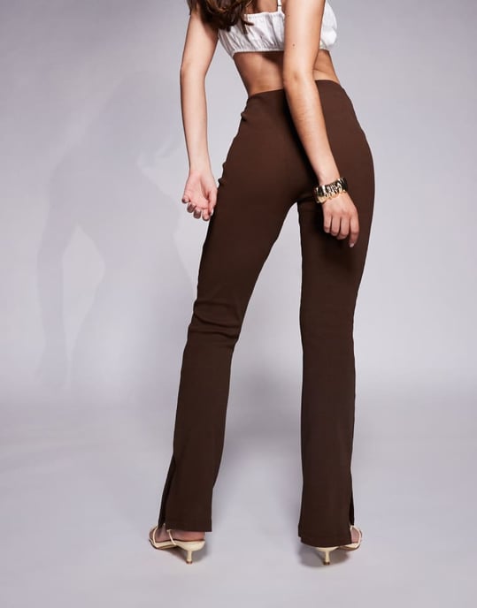 ASOS DESIGN ribbad byxa med sprund och flare i choklad - Image 3