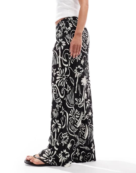 Vero Moda högmidjad vida plisserad byxa i tropiskt samtalsmönster - Image 3