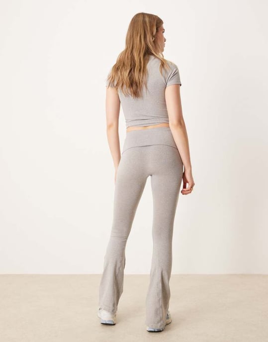 ASOS DESIGN sömlös skulpterande byxa med vikbar midja i gråmelerad - Image 2