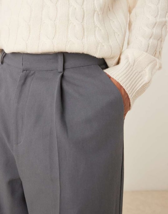 ASOS DESIGN vida byxor med veckdetaljer i grått - Image 3