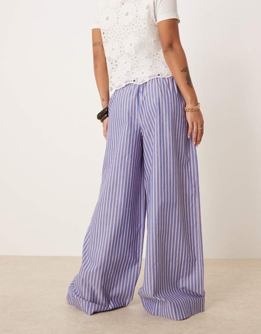 ASOS DESIGN Petits shirred midjebyxor i blå och röd rand - Image 4