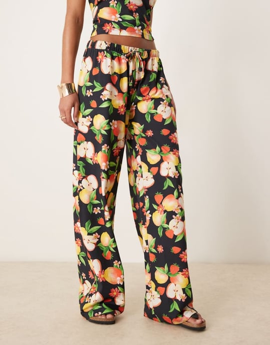 ASOS DESIGN vida byxor co-ord i fruktmönster - Image 2
