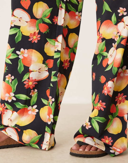 ASOS DESIGN vida byxor co-ord i fruktmönster - Image 3