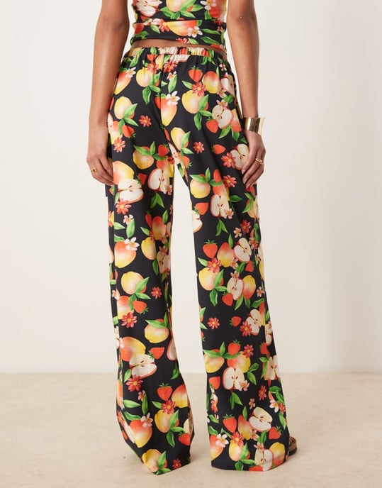 ASOS DESIGN vida byxor co-ord i fruktmönster - Image 4