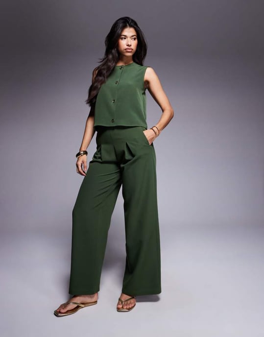 ASOS DESIGN plisserad framsida vida byxor i khaki - Image 1