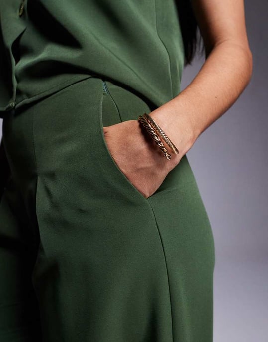 ASOS DESIGN plisserad framsida vida byxor i khaki - Image 3
