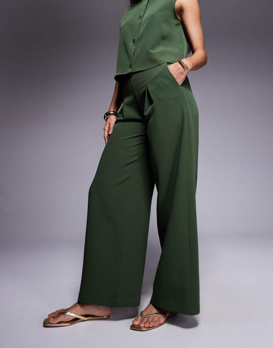 ASOS DESIGN plisserad framsida vida byxor i khaki - Image 4