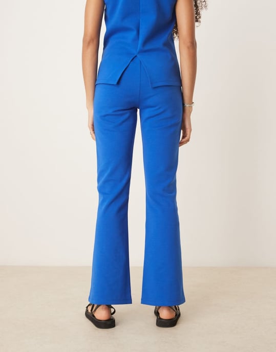 ASOS DESIGN sömdetalj interlock samordnad utsvängd byxa i marinblå - Image 3