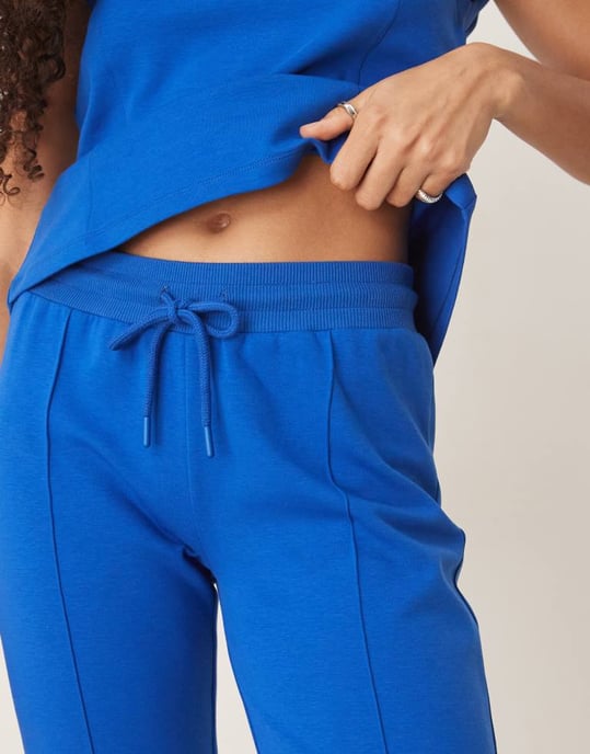 ASOS DESIGN sömdetalj interlock samordnad utsvängd byxa i marinblå - Image 4
