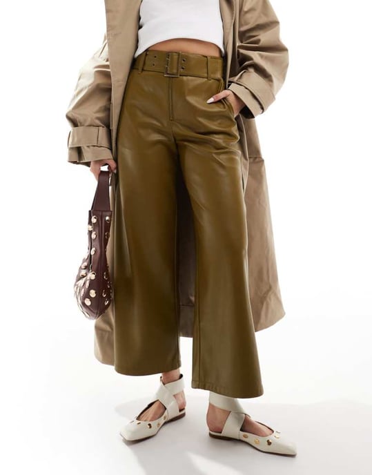 ASOS DESIGN byxor i konstskinn med bälte i khaki - Image 1
