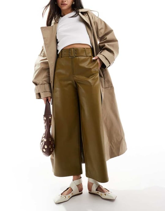 ASOS DESIGN byxor i konstskinn med bälte i khaki - Image 3