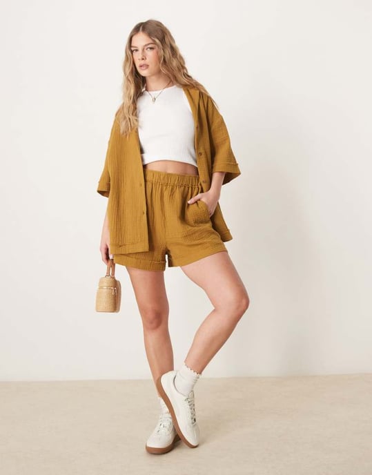 ASOS DESIGN kortbyxor i ostduk med råa kanter i olivgrön - Image 2