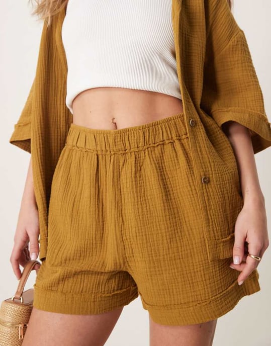 ASOS DESIGN kortbyxor i ostduk med råa kanter i olivgrön - Image 3