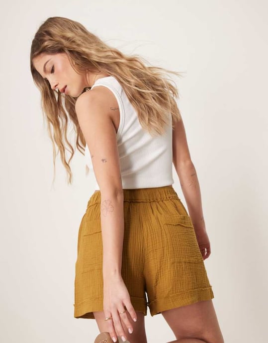 ASOS DESIGN kortbyxor i ostduk med råa kanter i olivgrön - Image 4