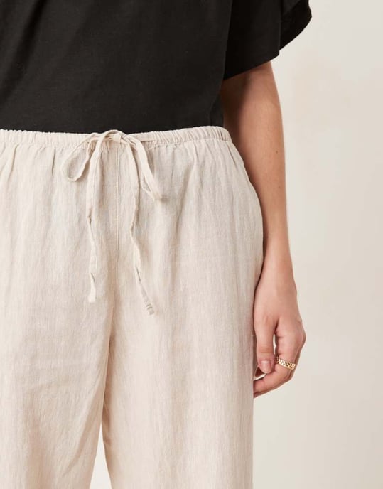 Gina Tricot vida linneblandade byxor med dragsko i midjan i beige - Image 4