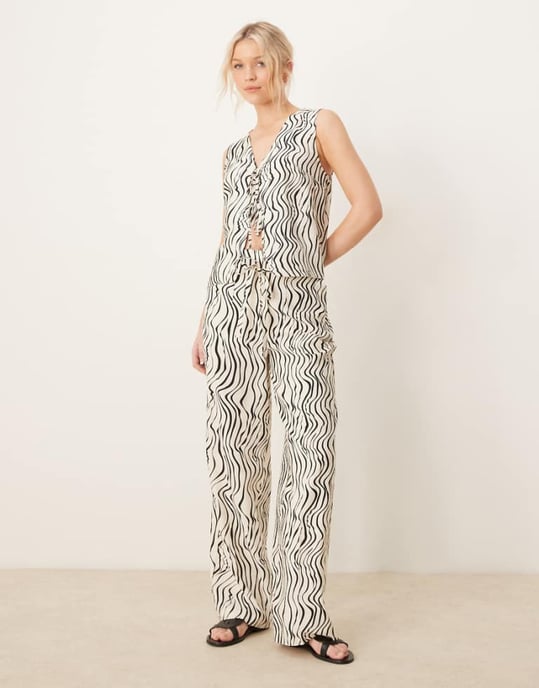 ASOS DESIGN skräddarsydda raka ben zebra zigzag mönster linneutseende byxor set - Image 1
