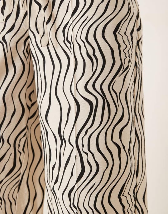 ASOS DESIGN skräddarsydda raka ben zebra zigzag mönster linneutseende byxor set - Image 4