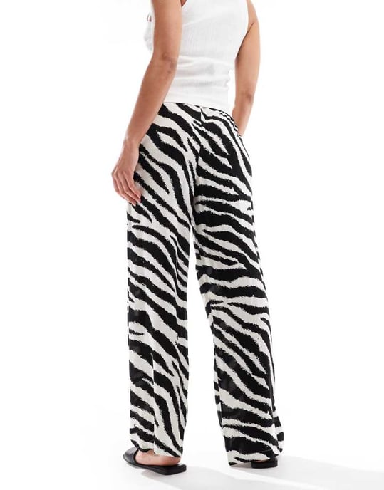Vero Moda Lätta knytmidja vida byxor i zebramönster - Image 2