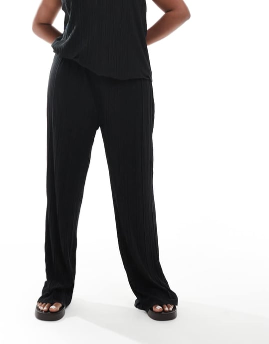 Vero Moda Curve plisse trouser co-ord in black - Image 3
