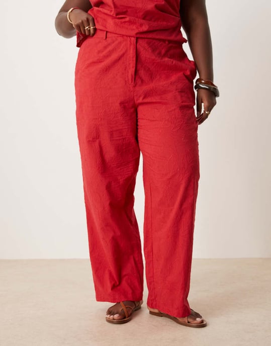ASOS DESIGN Curve skräddarsydda blommig strukturerade avslappnade byxor co-ord i röd - Image 2
