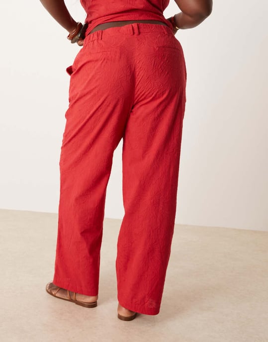 ASOS DESIGN Curve skräddarsydda blommig strukturerade avslappnade byxor co-ord i röd - Image 4