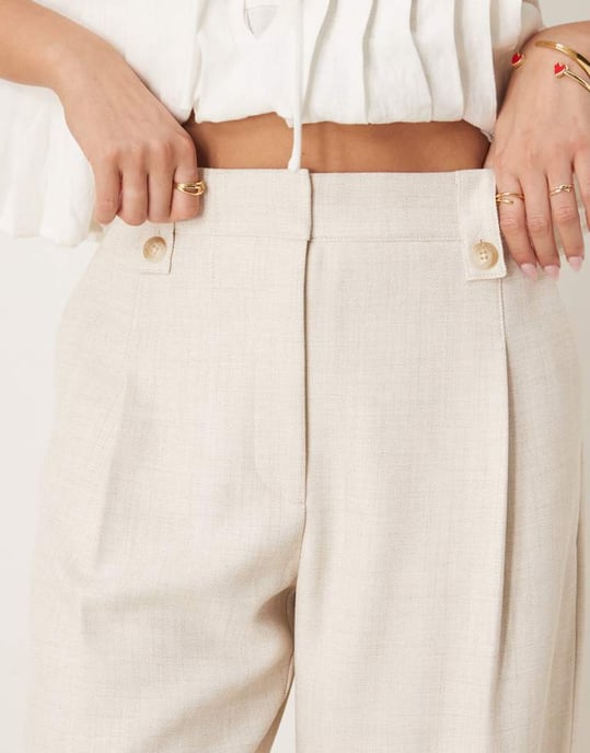 ASOS DESIGN skräddarsydda strukturerade barrelbyxor med flikdetalj i neutral färg - Image 2