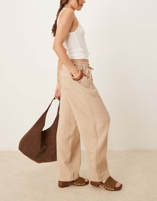 ASOS DESIGN skräddarsydda strukturerade byxor med dragsko i midjan och bågformade ben i stenfarbe - Image 2