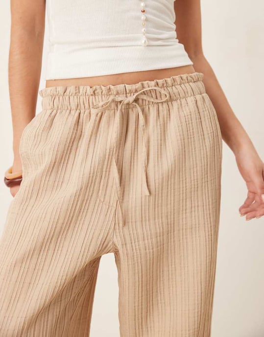 ASOS DESIGN skräddarsydda strukturerade byxor med dragsko i midjan och bågformade ben i stenfarbe - Image 3