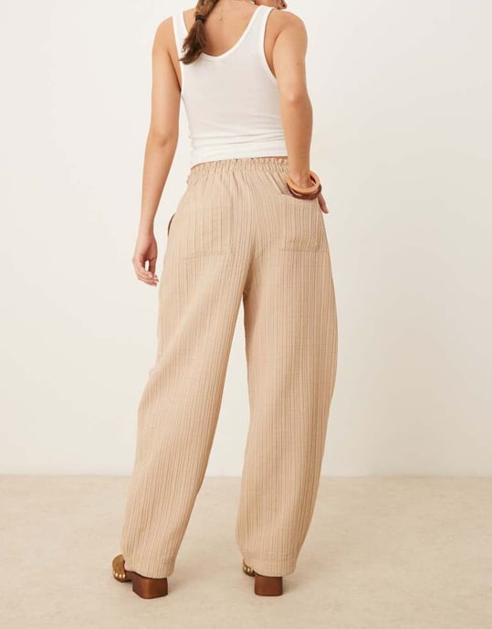 ASOS DESIGN skräddarsydda strukturerade byxor med dragsko i midjan och bågformade ben i stenfarbe - Image 4
