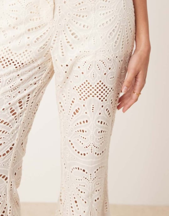 ASOS DESIGN skräddarsydda broderade byxor set i krämfärg - Image 2