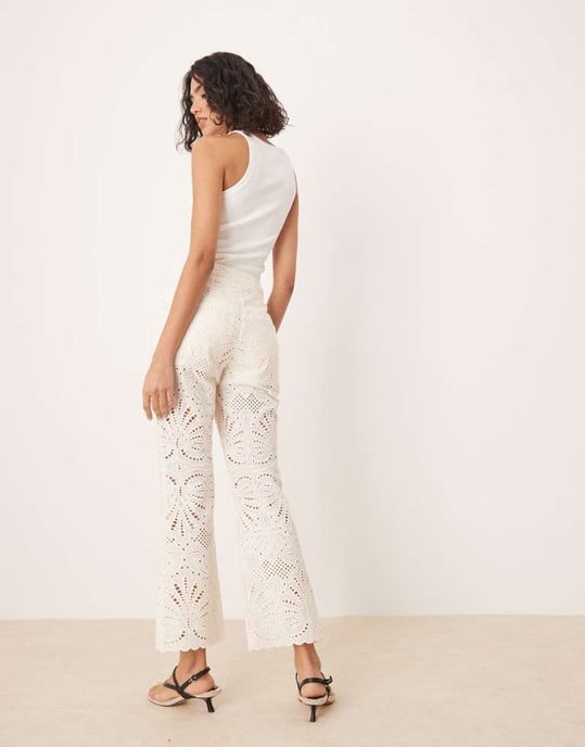 ASOS DESIGN skräddarsydda broderade byxor set i krämfärg - Image 4