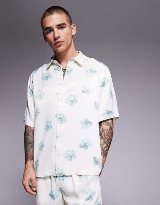 ASOS DESIGN avslappnad skjorta med blommönster i neutrala färger - Image 1