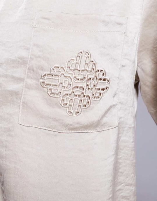 Couture Club koord emblem satin skjorta i beige - Image 3