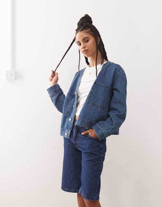 Återvunnen vintage denim baseballskjorta i medelblå tvätt - Image 2