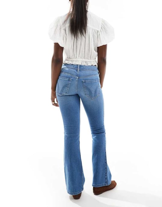 Hollister lågmidjade bootcut jeans i medelblå tvätt - Image 3