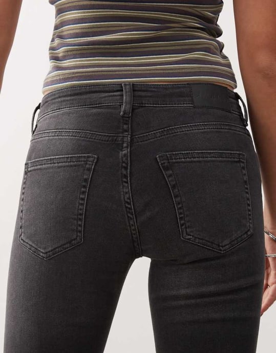 Monki Katsumi lågvuxna bootcut flare jeans i tvättad svart - Image 4