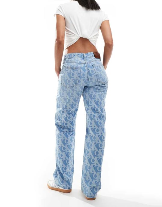 Calvin Klein Jeans signatur 90-tals allover tryck jeans i mellablå - Image 3